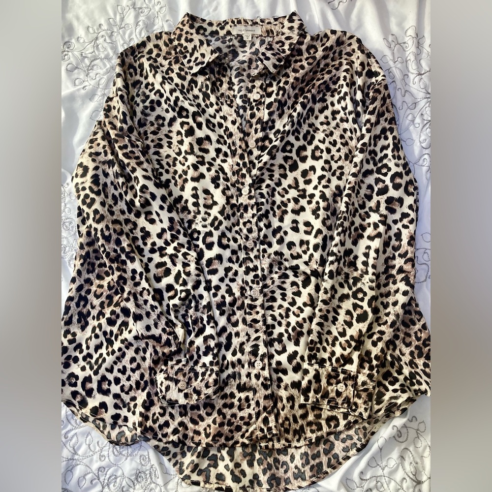 🐆 Satin feel silky leopard print button down!🐆